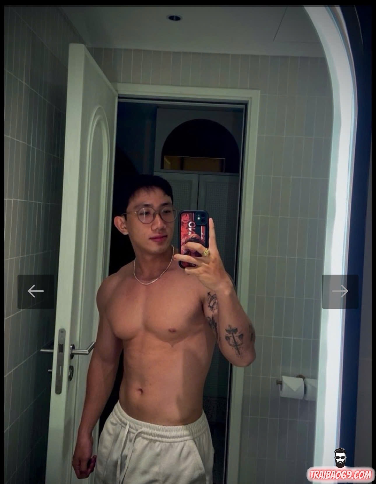 Hot boy phòng gym body siêu nét - đi khách tận nơi