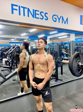 Boy đẹp trai cu to, da trắng mặt có duyên - body gym slim ưa nhìn