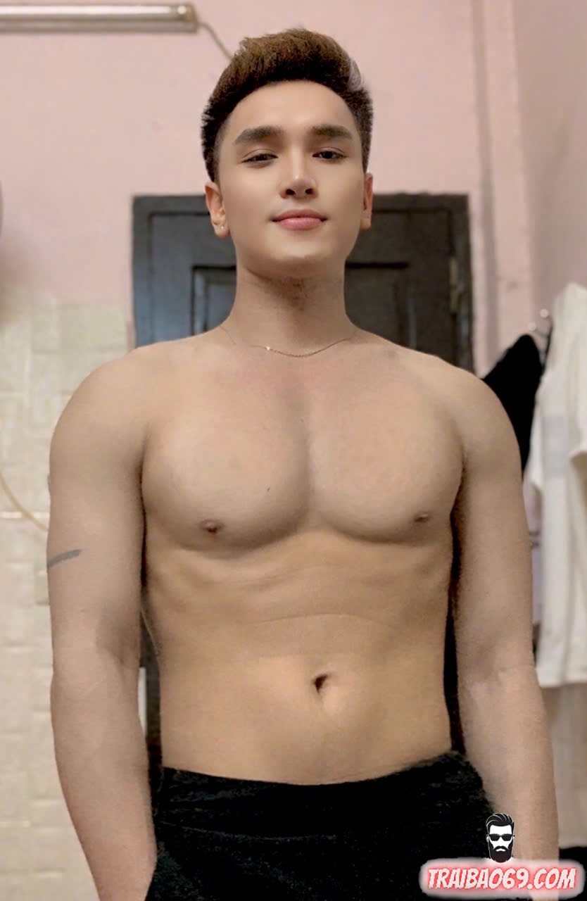 Hotboy hàng to, body sexy - ngực tấn công mông phòng thủ